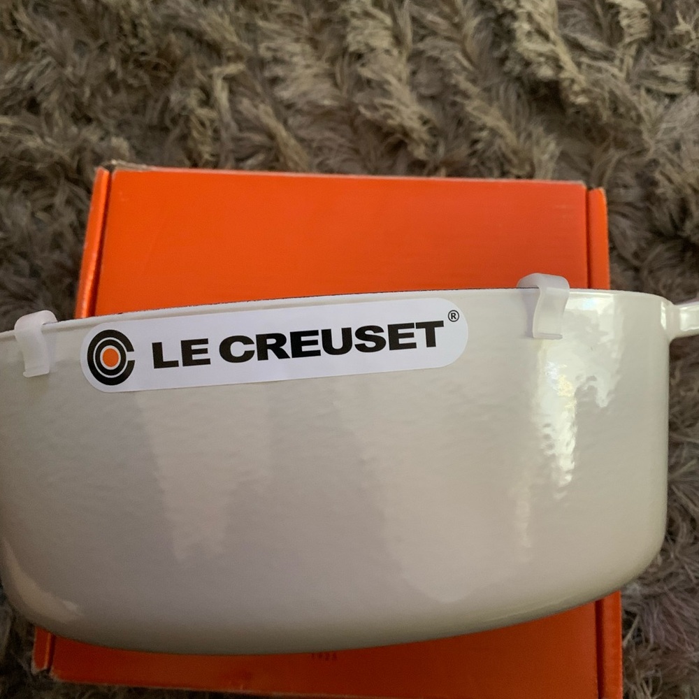 New Le Creuset oval meringue Dutch oven 4.5qt - Picture 4 of 7